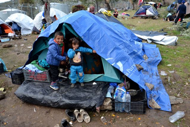 Τίμερμανς: Μη αποδεκτές συνθήκες διαβίωσης προσφύγων σε κάποια νησιά