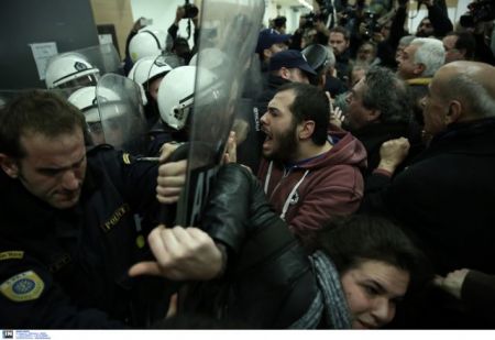 Περιφέρεια Αττικής: Καταδικάζει την αστυνομική βία στο Ειρηνοδικείο