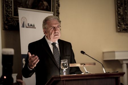 Αβραμόπουλος: Οι έλεγχοι στα σύνορα Σένγκεν πρέπει να σταματήσουν