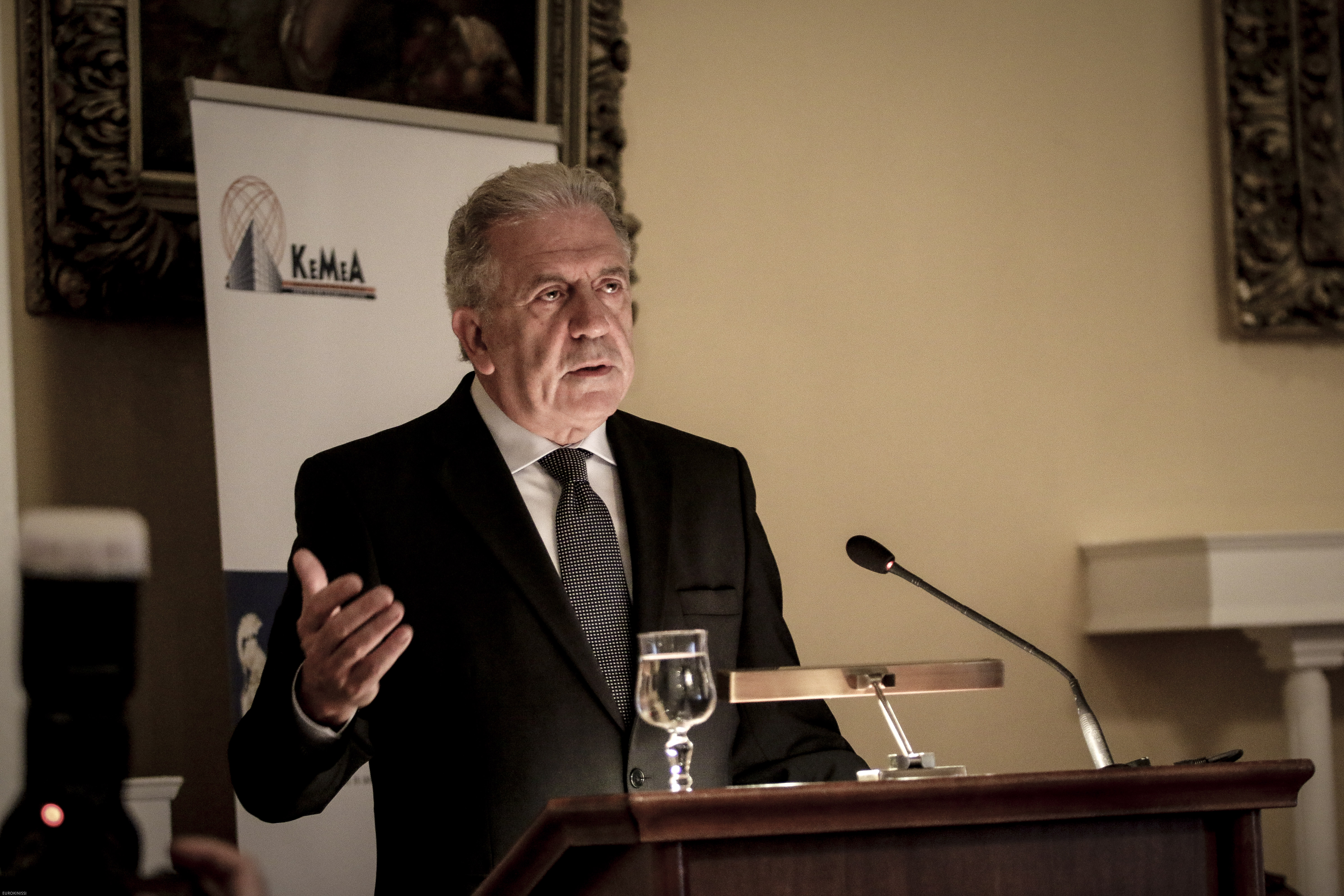 Αβραμόπουλος: Οι έλεγχοι στα σύνορα Σένγκεν πρέπει να σταματήσουν