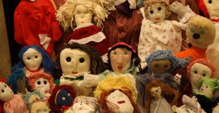 Εκθεση με κούκλες από φυλακισμένες γυναίκες στον Ελαιώνα