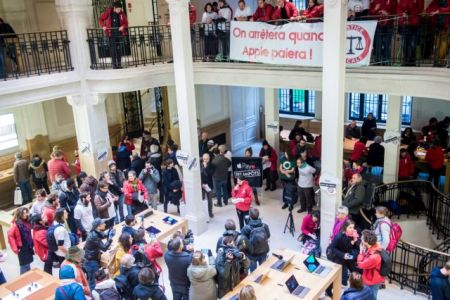 Ακτιβιστές εισέβαλαν σε καταστήματα της Apple στη Γαλλία