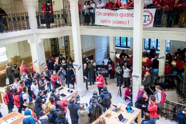 Ακτιβιστές εισέβαλαν σε καταστήματα της Apple στη Γαλλία