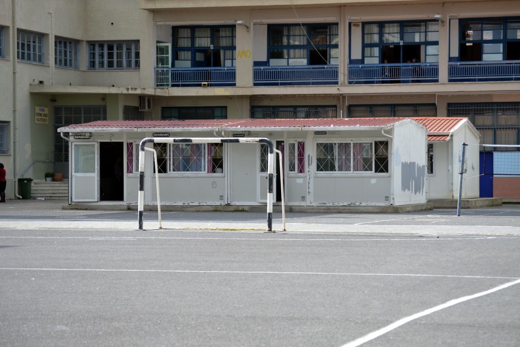 Μέσα ατομικής προστασίας και γάλα στις καθαρίστριες σχολείων