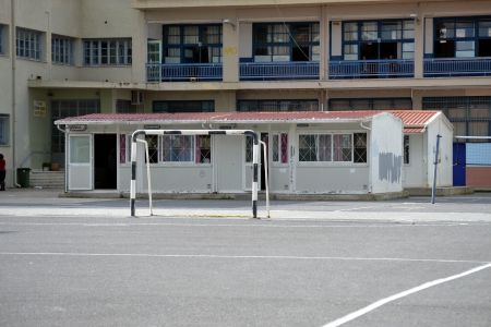 Μέσα ατομικής προστασίας και γάλα στις καθαρίστριες σχολείων