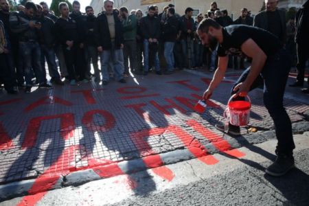 Συνθήματα στο τοίχο του ΣΕΒ  από το ΠΑΜΕ – Τι απαντά ο Σύνδεσμος