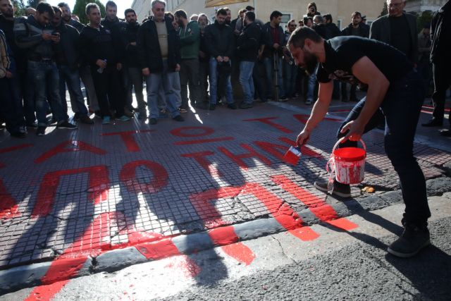 Συνθήματα στο τοίχο του ΣΕΒ από το ΠΑΜΕ – Τι απαντά ο Σύνδεσμος