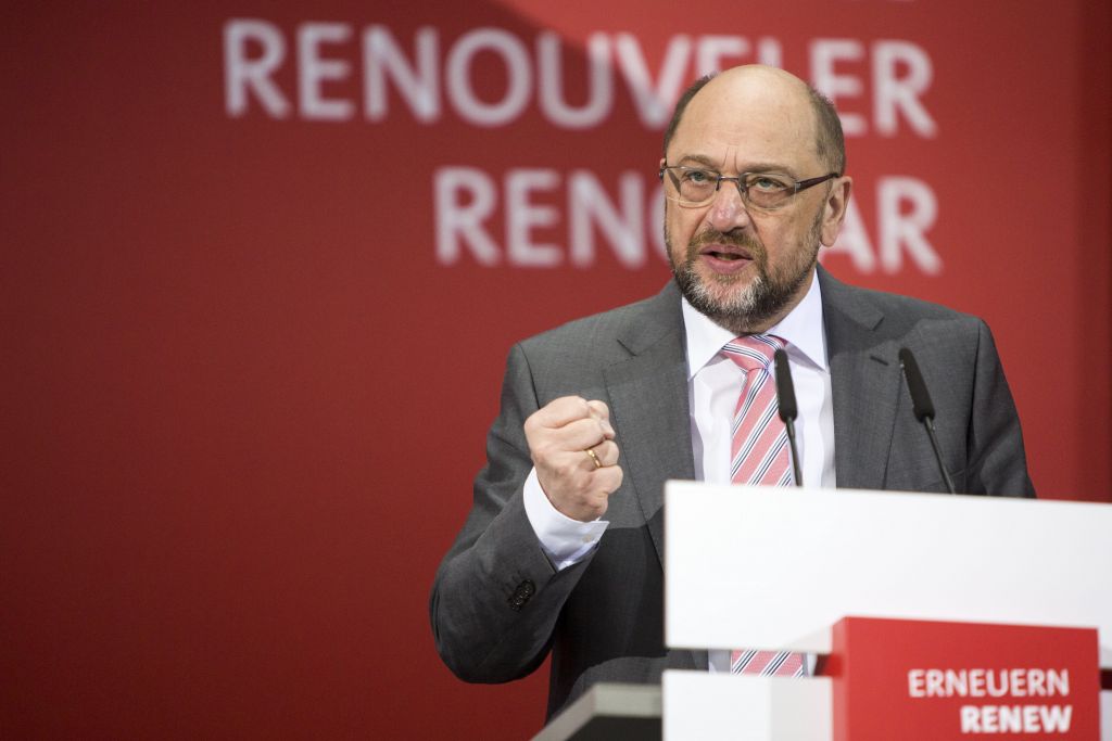 Αιχμές Σουλτς κατά Μέρκελ και «φλερτ» με Μακρόν