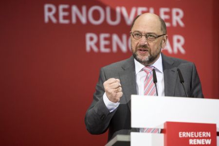 Αιχμές Σουλτς κατά Μέρκελ και «φλερτ» με Μακρόν