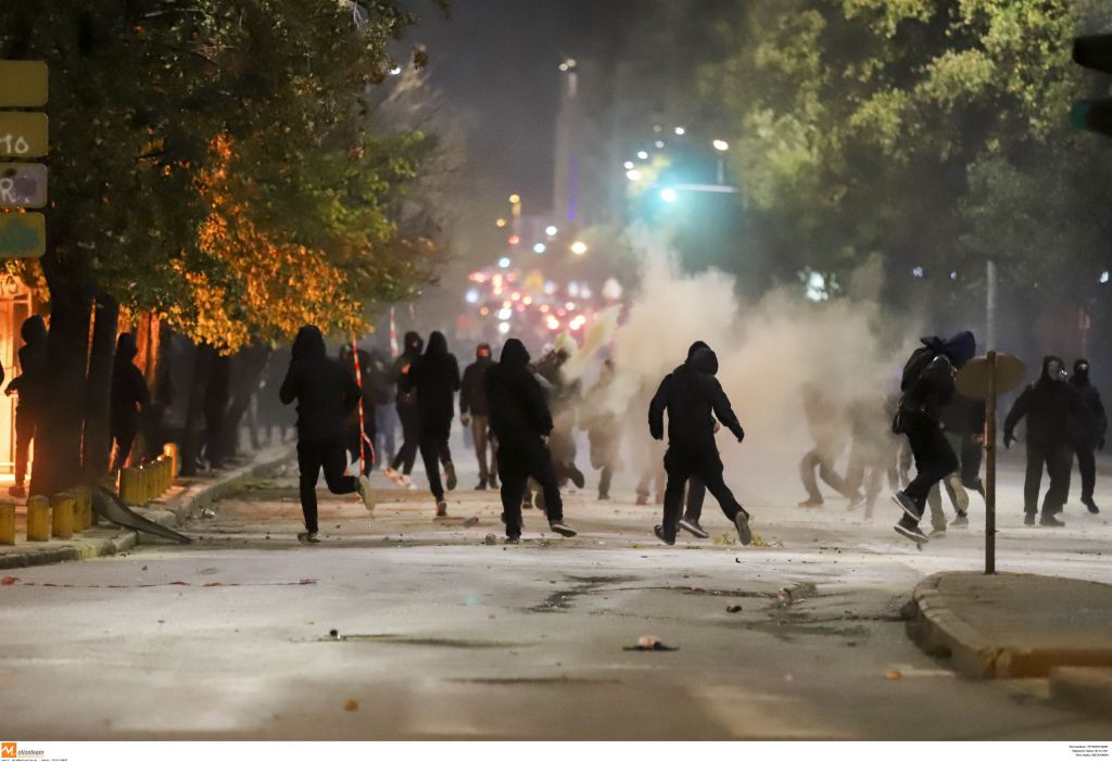 9η επέτειος της δολοφονίας Γρηγορόπουλου: H συγκέντρωση αντιεξουσιαστών στα Προπύλαια (συνεχής ενημέρωση)