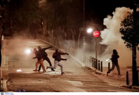 Επιθέσεις με μολότοφ σε διμοιρία των ΜΑΤ στο Πολυτεχνείο