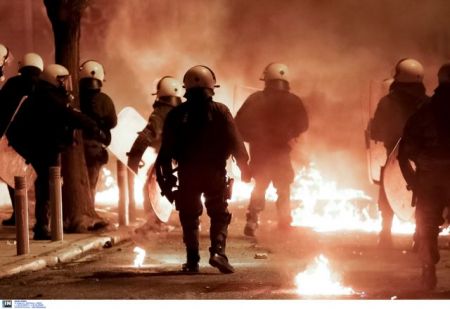 Τραυματισμός αστυνομικού στα Εξάρχεια κατά τη διάρκεια επεισοδίων