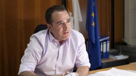 Ο Μαρκοπουλιώτης πιθανότερος διάδοχος Καρβούνη στην Κομισιόν