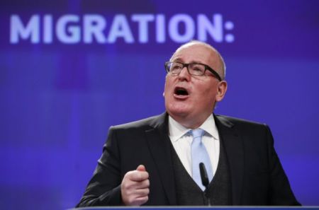 «Ευρωπαϊκή λύση» στο μεταναστευτικό θέλει η Κομισιόν