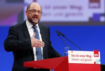 «Πράσινο φως» για συνομιλίες με τη Μέρκελ ζητά ο Σουλτς