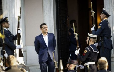 Ο Αλέξης Τσίπρας μεταξύ θεσμών και ΣΥΡΙΖΑ