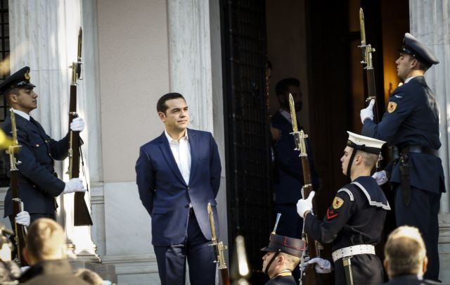 Ο Αλέξης Τσίπρας μεταξύ θεσμών και ΣΥΡΙΖΑ