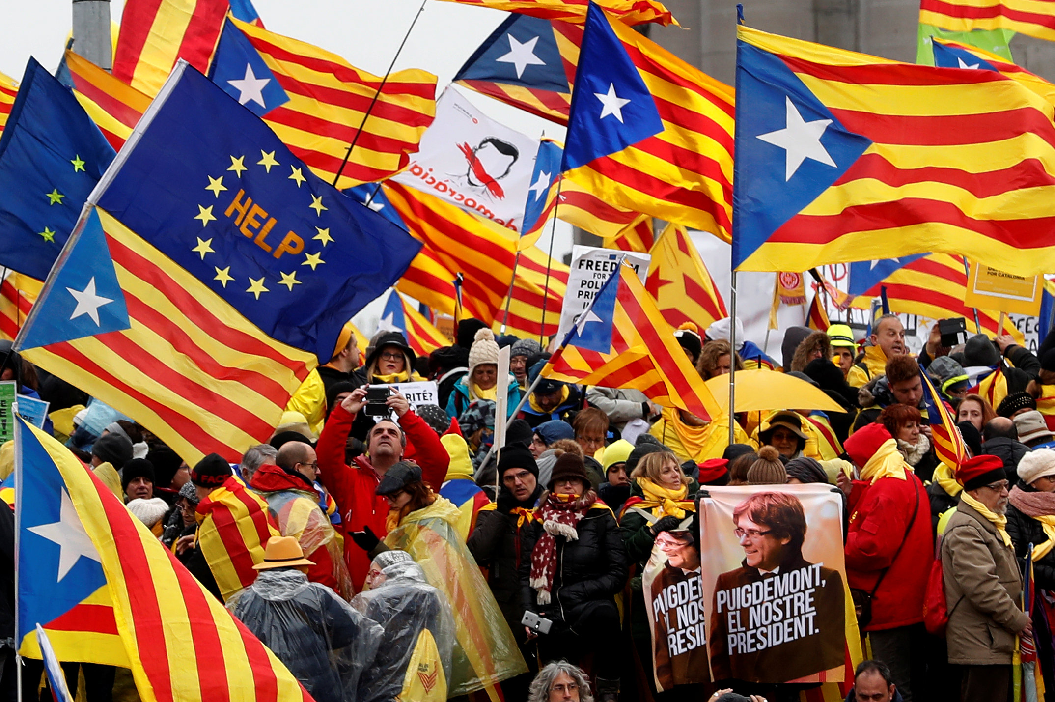 Βρυξέλλες: Ογκώδεις διαδηλώσεις υπέρ της καταλανικής ανεξαρτησίας
