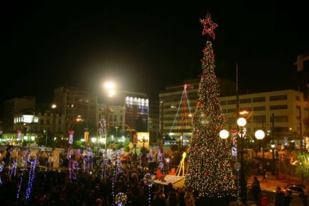 Άναψε το χριστουγεννιάτικο δέντρο στον Πειραιά
