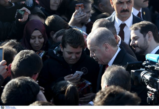 Ο Ερντογάν και οι οπαδοί με τα iphones