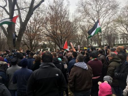 Μουσουλμάνοι προσευχήθηκαν μπροστά στον Λευκό Οίκο