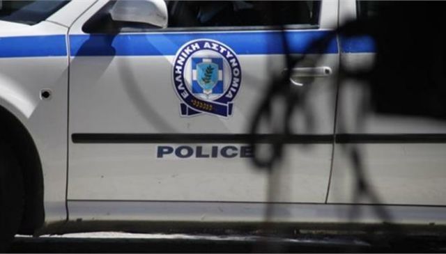 Συνελήφθησαν δύο αστυνομικοί για διακίνηση όπλων και ναρκωτικών | tovima.gr