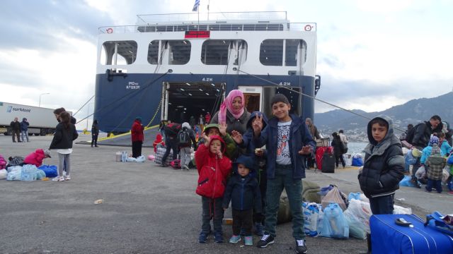 Μεταφορά 262 προσφύγων από τη Λέσβο στην Κρήτη