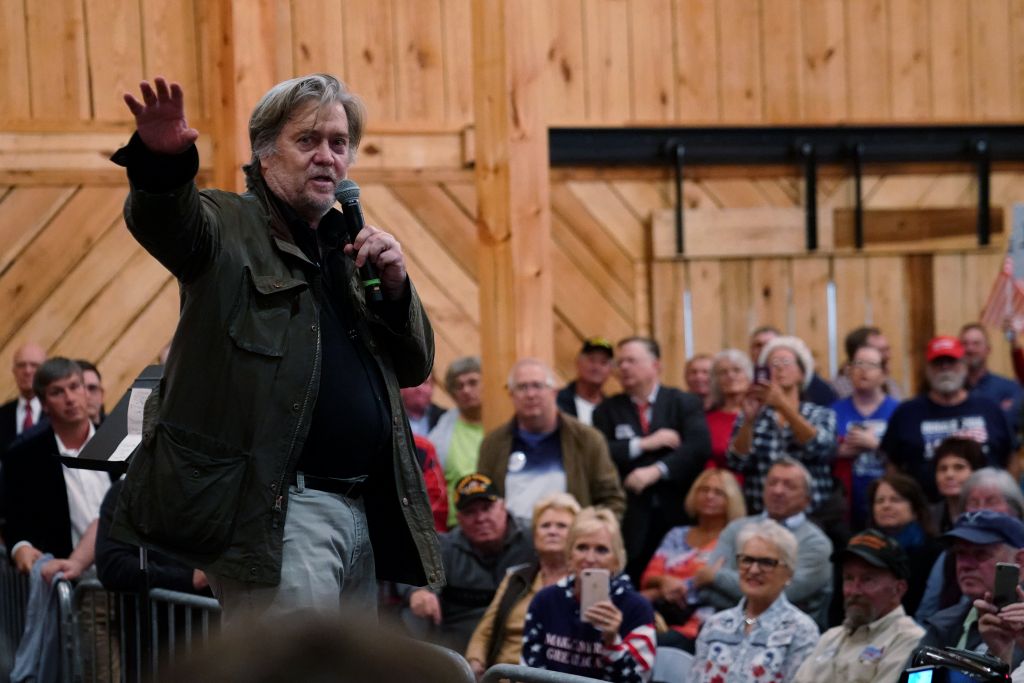 Ο Στιβ Μπάνον κλήθηκε να καταθέσει για το θέμα της ρωσικής ανάμιξης