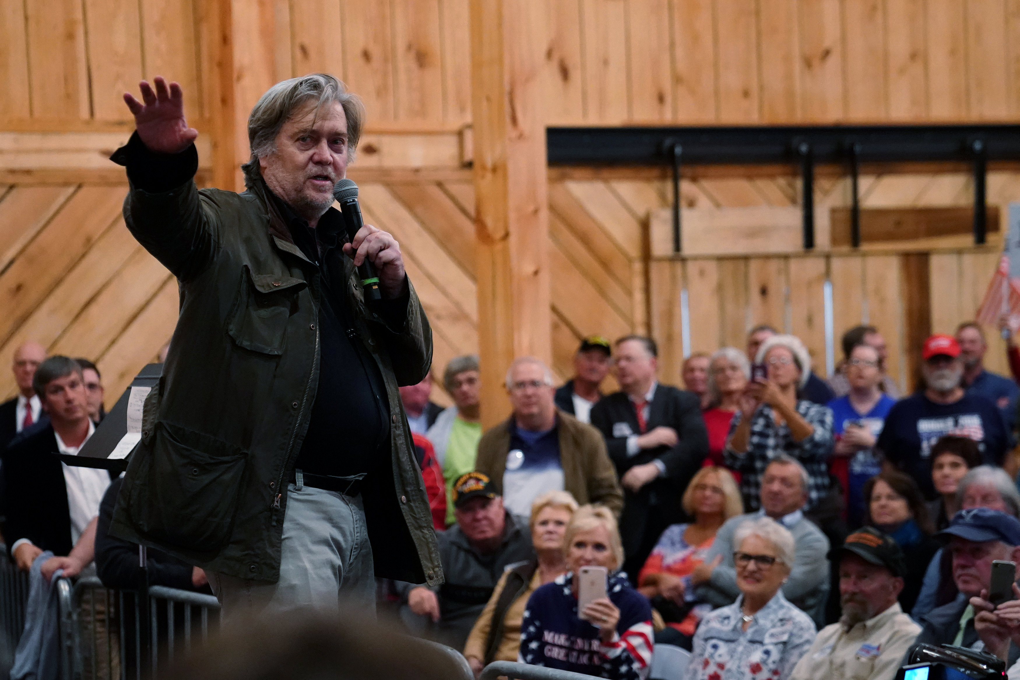 Ο Στιβ Μπάνον κλήθηκε να καταθέσει για το θέμα της ρωσικής ανάμιξης