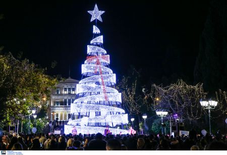 Φωταγωγήθηκε το δέντρο στην πλατεία Συντάγματος