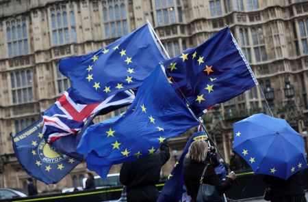 Brexit: Εγκρίθηκε η έναρξη του β’ γύρου διαπραγματεύσεων