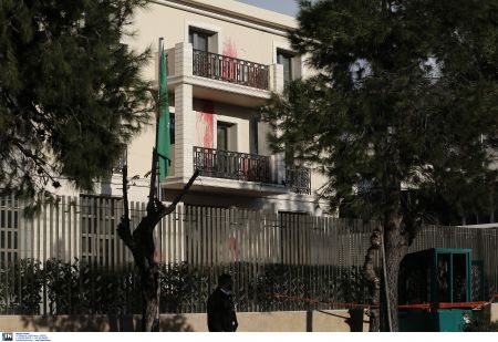 Μέλη του Ρουβίκωνα πέταξαν μπογιές στην πρεσβεία του Ισραήλ [Βίντεο]