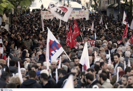 Σε απεργιακό κλοιό η χώρα – Απεργούν ΓΣΕΕ-ΑΔΕΔΥ – Πως θα κινηθούν λεωφορεία, τρένα και μετρό