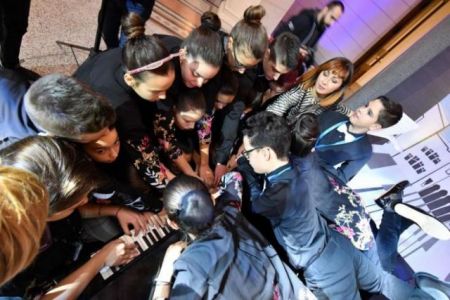 Νέο ρεκόρ Γκίνες: 20 μαθητές παίζουν ταυτόχρονα σε ένα πιάνο