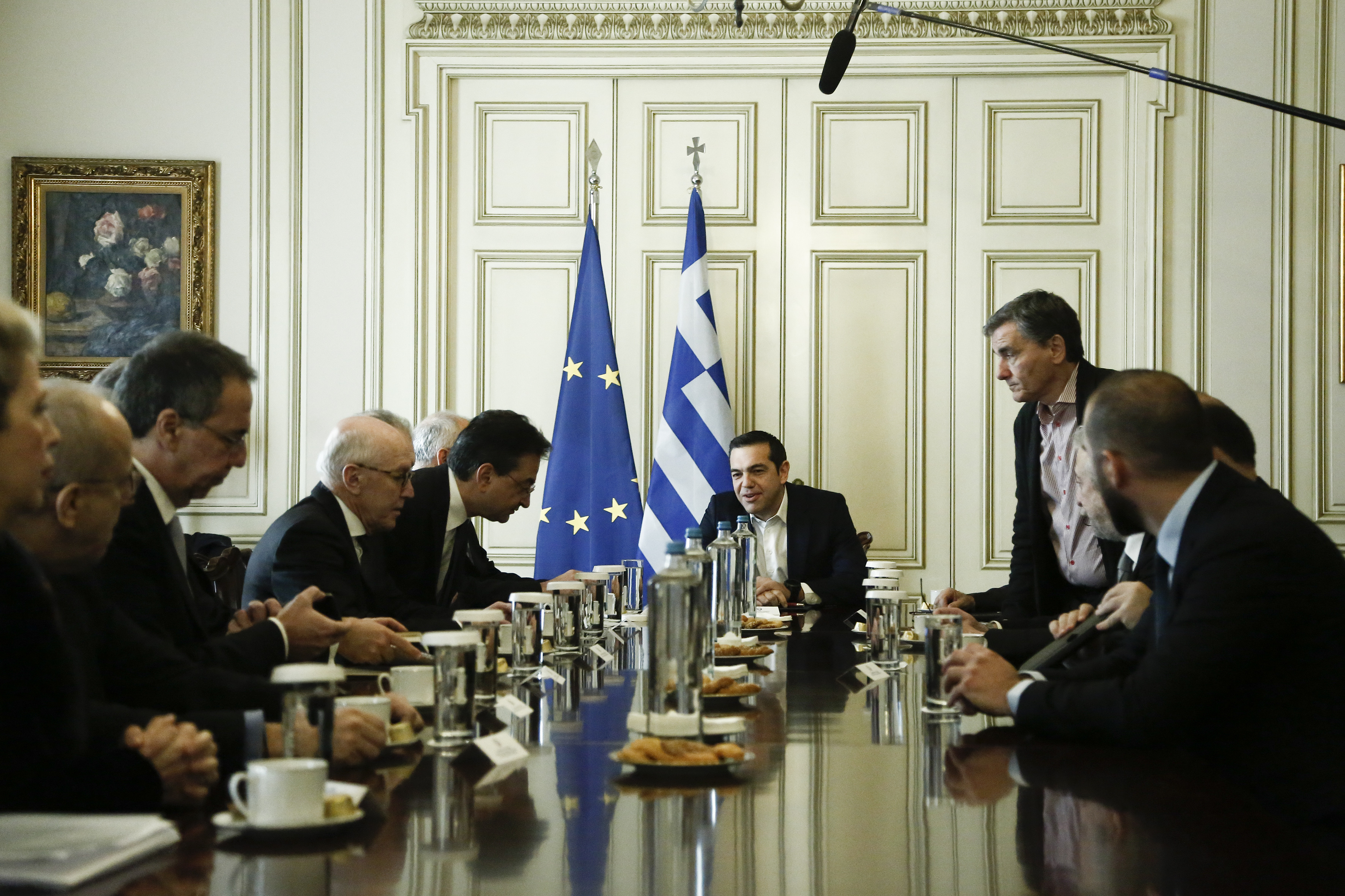 Tsipras calls on banks to protect debtors’ primary residence