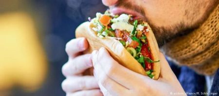 DW: Το πιτόγυρο προελαύνει στο …Ευρωκοινοβούλιο