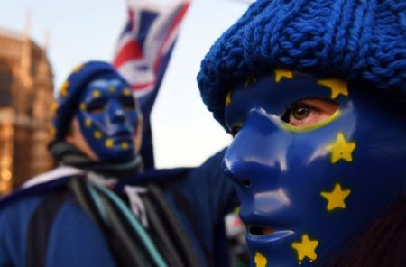 Brexit και προσφυγικό το μενού της συνάντησης Μέι – Μακρόν