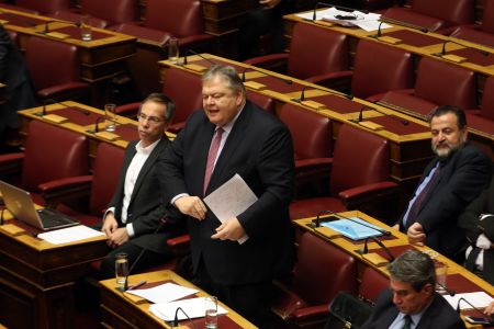 Σύγκρουση Τσακαλώτου – Βενιζέλου στη Βουλή