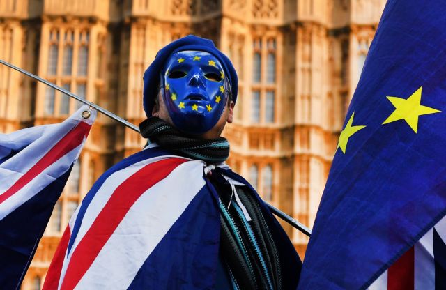 «Ανίδεη σε θέματα οικονομίας και γελοία» η ομάδα Brexit της Μέι