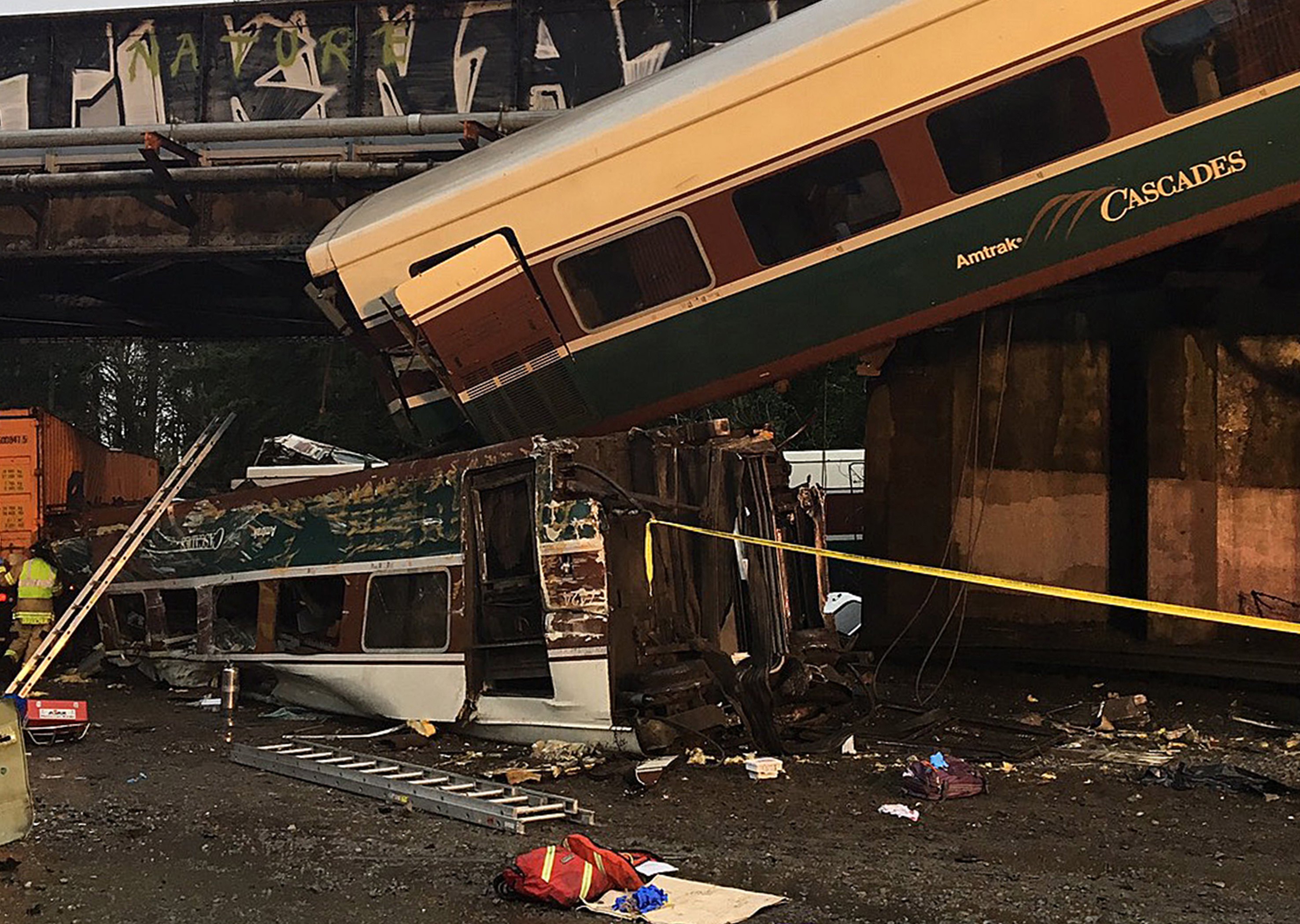 ΗΠΑ: Τρένο εκτροχιάστηκε και έπεσε σε αυτοκινητόδρομο – 6 νεκροί, δεκάδες τραυματίες (live)