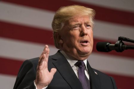 Ο Τραμπ θα πάει στο Λονδίνο αλλά δεν θα δει την Ελισάβετ