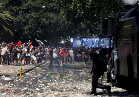 Αργεντινή: Πεδίο μάχης το κοινοβουλίο από διαδηλωτές