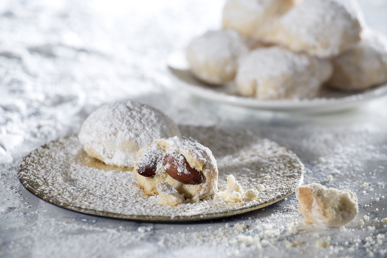 Αρωματικοί κουραμπιέδες με ολόκληρα αμύγδαλα