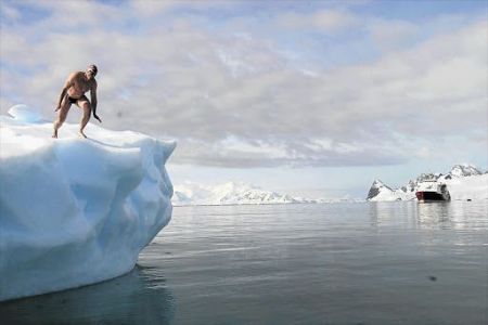 Βουτιά αφύπνισης από κολυμβητή στους πάγους της Αρκτικής