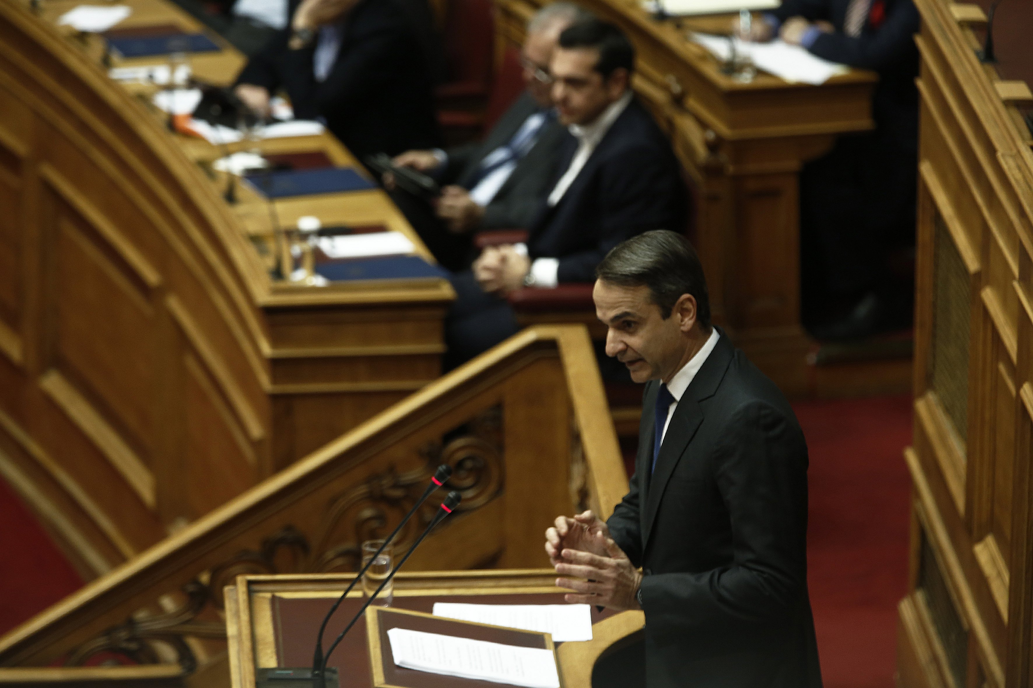 Budget debate: Tsipras, Mitsotakis present a tale of two Greeces