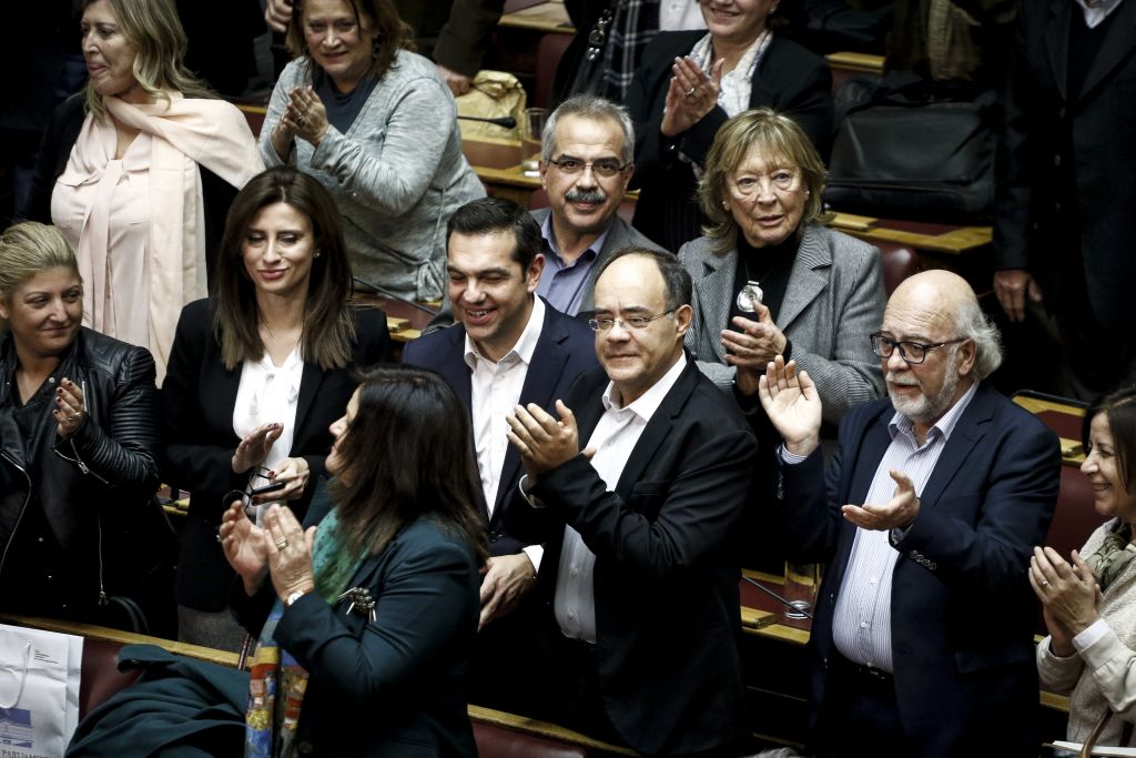 Βουλή – Προϋπολογισμός: Η αναμέτρηση Τσίπρα – Μητσοτάκη, τα δύο αφηγήματα και το «φάντασμα» του 2014