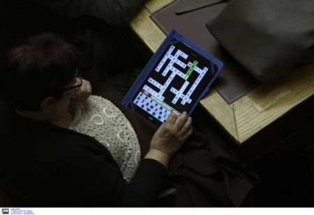 Πώς σκοτώνει την ώρα της η Αλέκα στη Βουλή