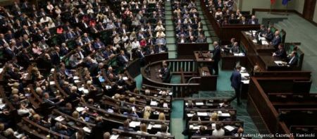 DW: Κυρώσεις για την Πολωνία στη διαμάχη με την ΕΕ;