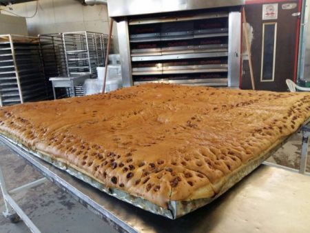 Χριστόψωμο γίγας φτιάχνουν στην Αρναία Χαλκιδικής