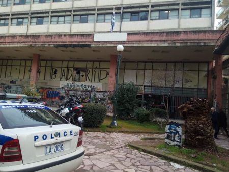 Έφοδος Ρουβίκωνα στην Εφορία Αγρινίου